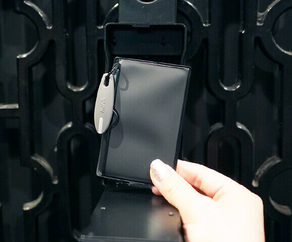 キーカードを取り出します