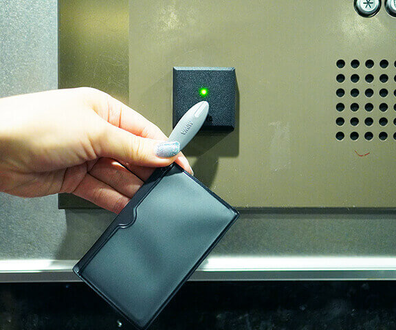 自動ドア横にキーをかざして解錠