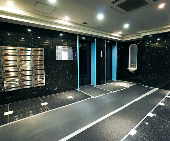 左側のエレベーターから3階へ