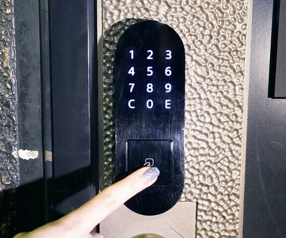ドアにあるキーパッドを押します