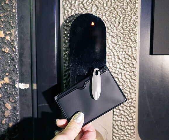 セキュリティカードをかざして解錠